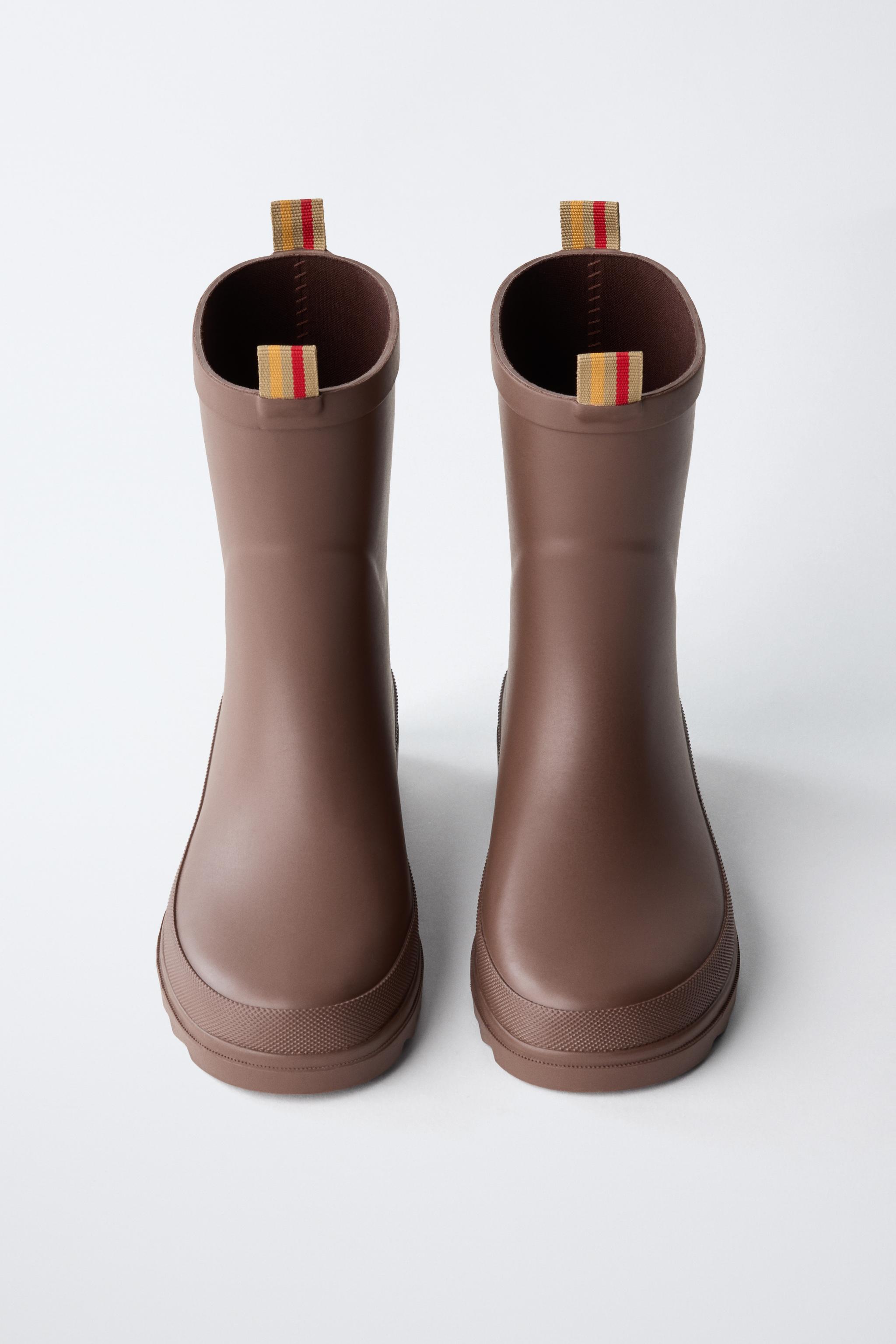 BASIC RAIN BOOTS